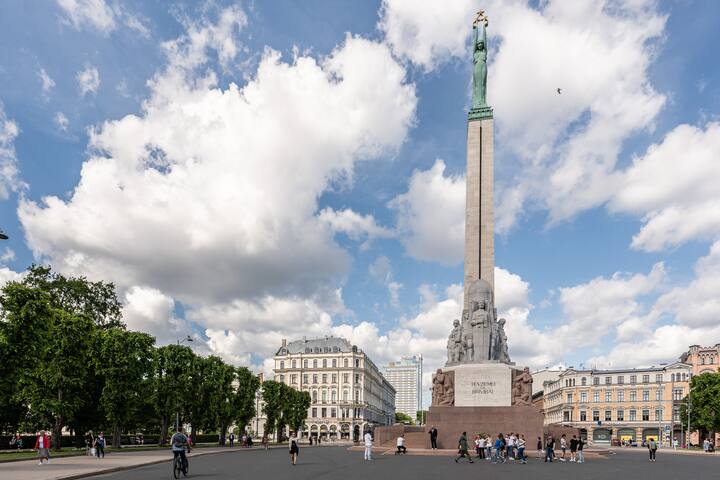 Birch Living: central & new 3-BR design apartment gallery image 3