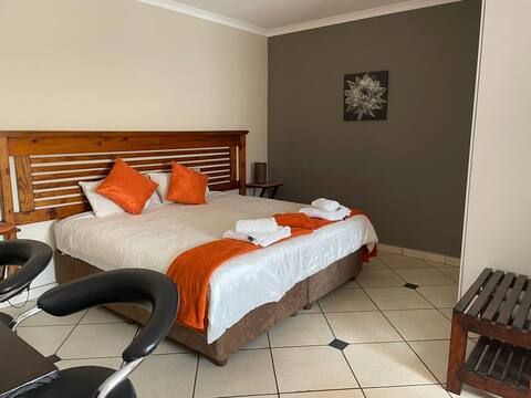 Southy Inn By the Lake (1 King + 1 Single rooms)