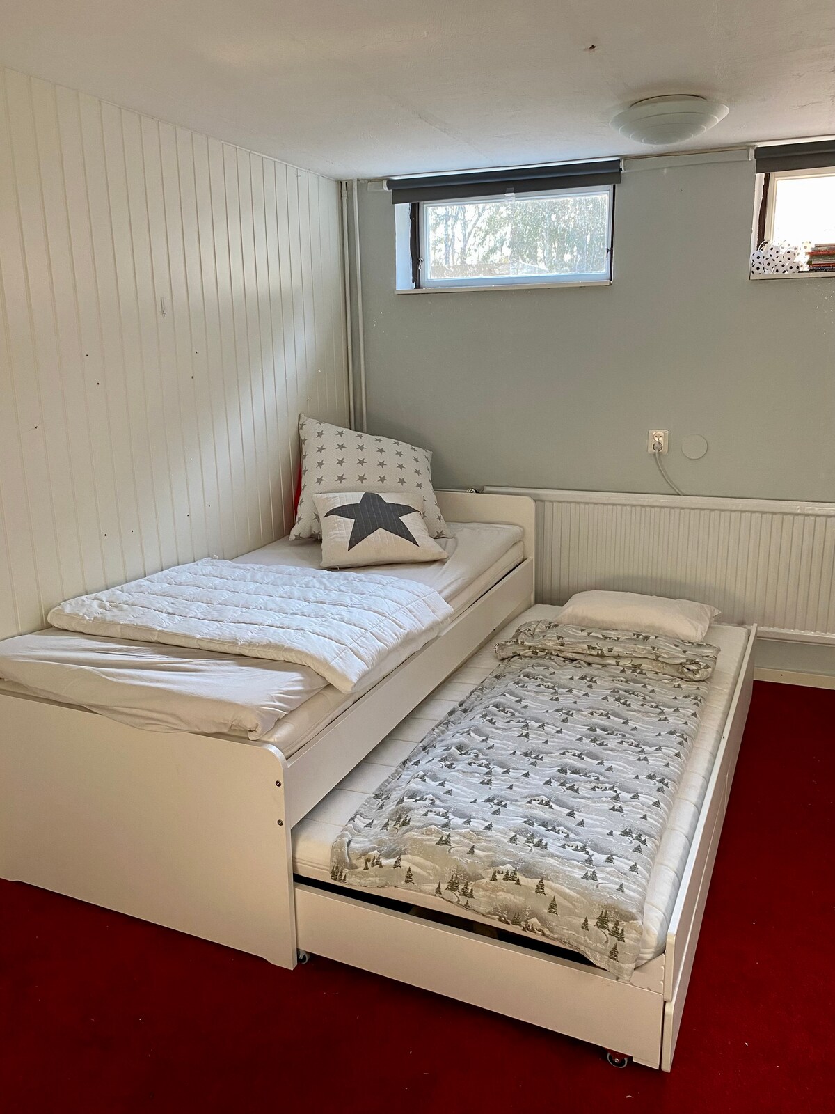 Un dormitorio con una parte extraíble. Persianas enrollables opacas. 