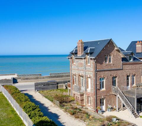 Villa facing the sea, prime location