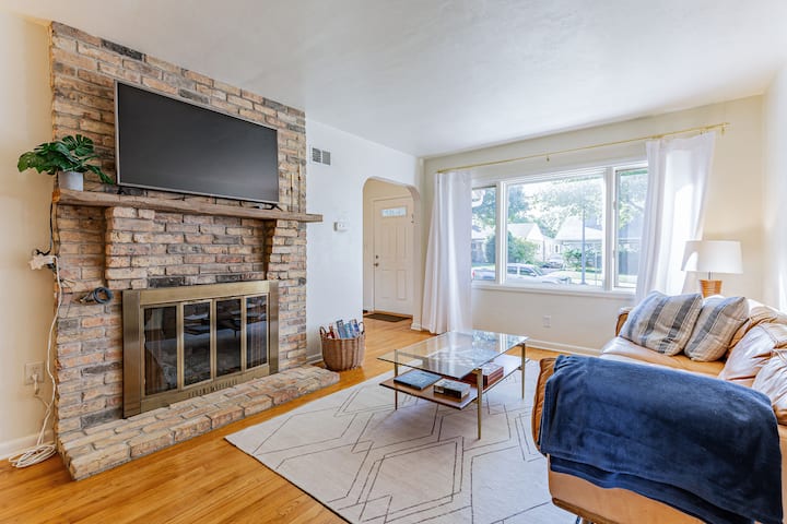 Stylish Home: 4br Minutes To Campus & Downtown - Champaign, IL