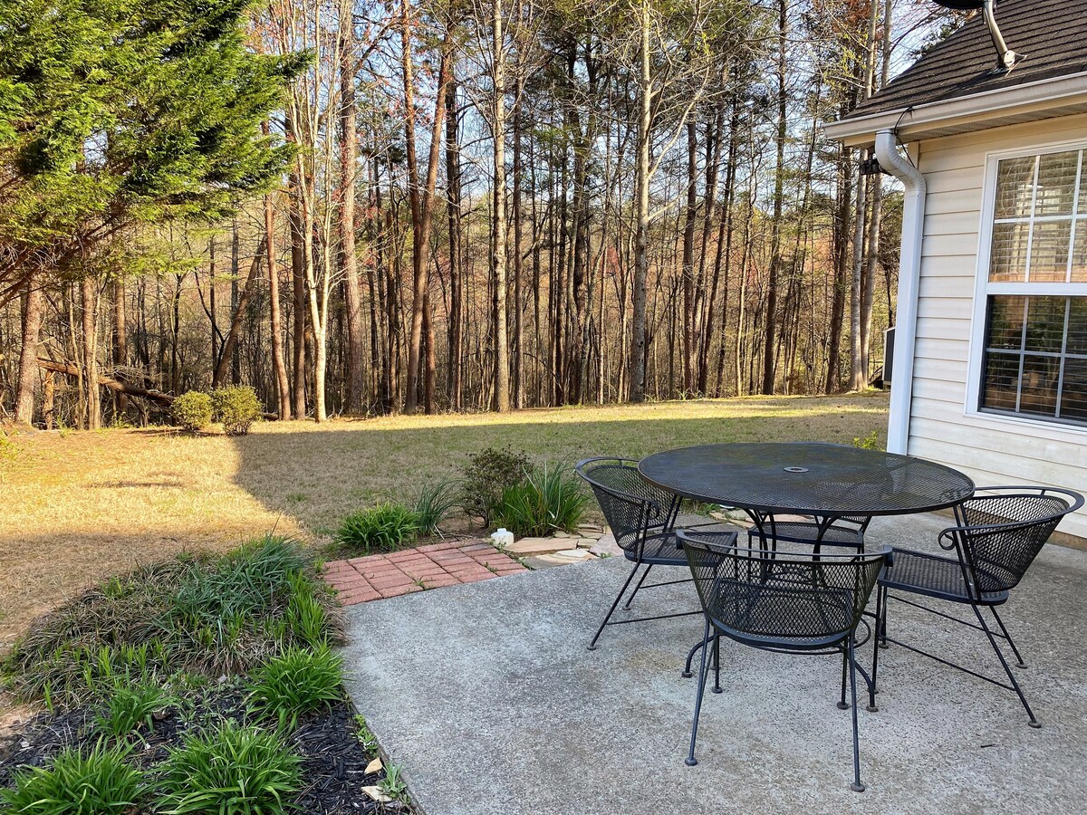 Peaceful, 4 Bedroom, 2 Bath ranch, near everything