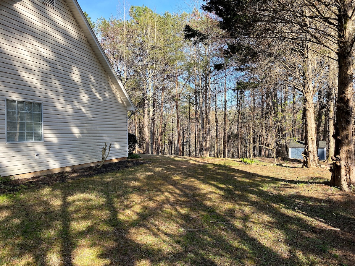 Peaceful, 4 Bedroom, 2 Bath ranch, near everything