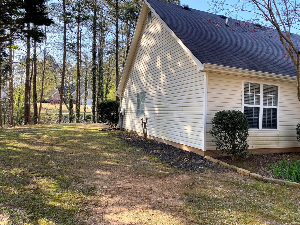 Peaceful, 4 Bedroom, 2 Bath ranch, near everything