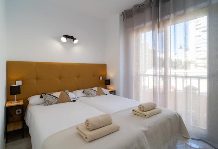 Спална соба 2, два единечни кревета, тавански вентилатор, балкон