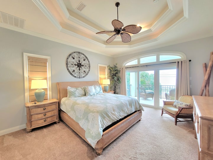 Chumba cha 3 cha kulala kilicho na roshani kinachoangalia bwawa na ghuba