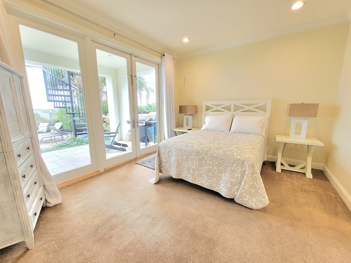 Chumba cha 2 cha kulala chenye vitelezeshi hadi eneo la bwawa