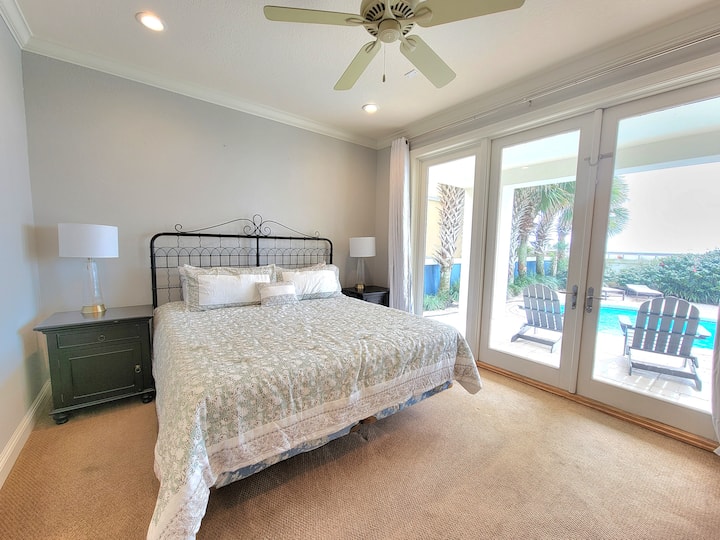 Chumba cha 5 cha kulala chenye vitelezeshi hadi eneo la bwawa