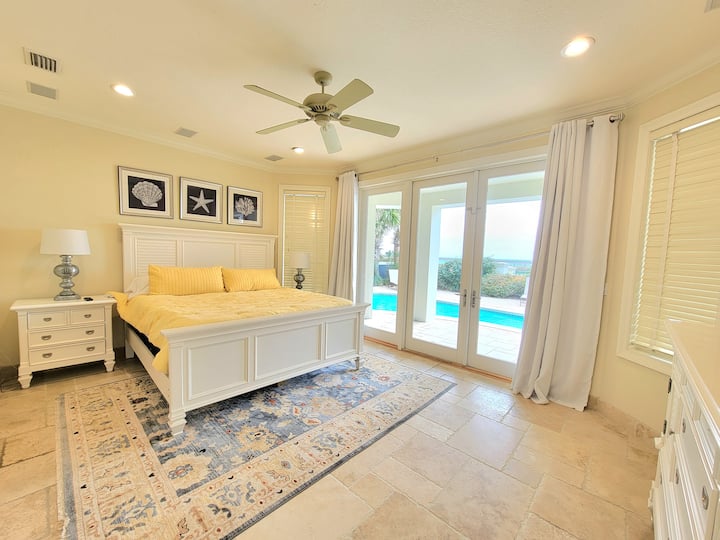 Chumba cha 1 cha kulala kilicho na vitelezeshi vya kujitegemea kwenye baraza iliyofunikwa na eneo la bwawa. 