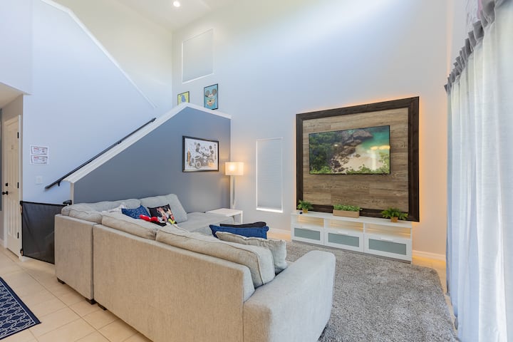 Katika eneo hili la dhana lililo wazi utapata jiko, sebule na eneo la kula. Jiko letu lina vifaa vyote. Sebuleni utaona televisheni, kitanda cha sofa na feni ya dari. Na pia kuna eneo la kula lenye meza na viti.       