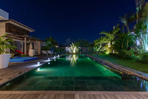 Beautiful villa with pool close to the sea.