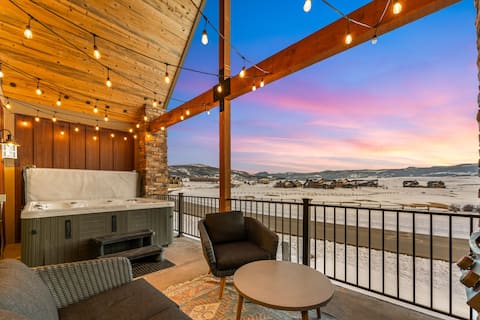 Elevated, spacious design w/ hot tub *VIEWS*