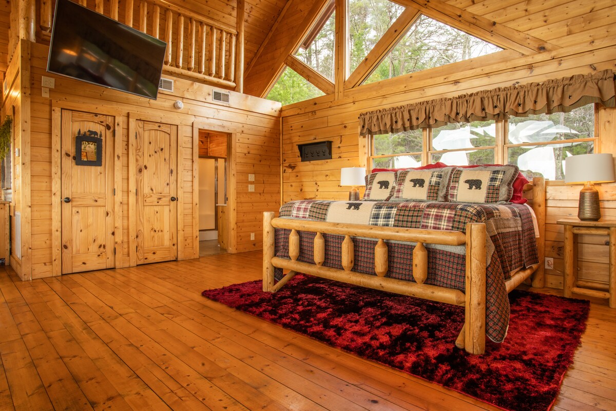 Niveli i lartë: zonë e hapur kryesore e dhomës së gjumit me pamje të mahnitshme, krevat dopio "king", banjë ngjitur, zonë ndenjjeje, kuvertë