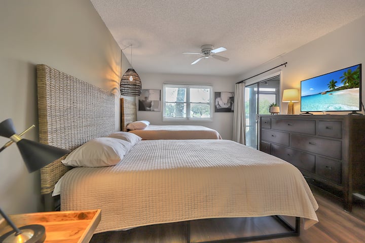 主楼层主卧设有自己的滑动门廊，可通往屏风门廊