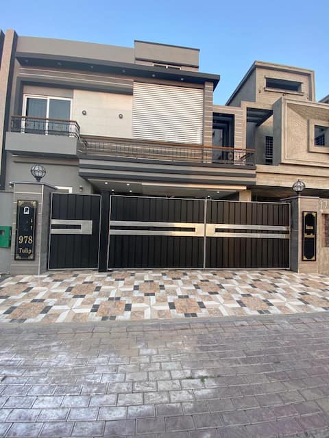 Brand new 3 bedrooms/3 bath furnished, Upper floor