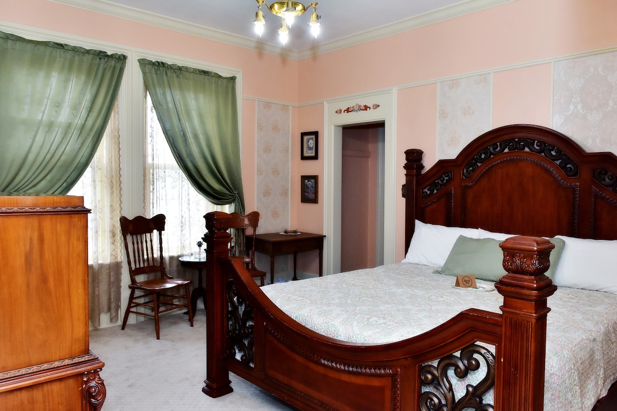 The Hattie Suite- King Bed
Private Space