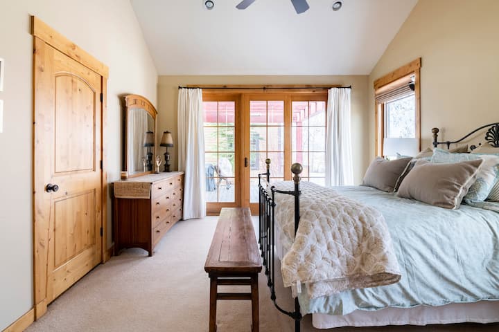 Dormitorio principal de la planta baja.