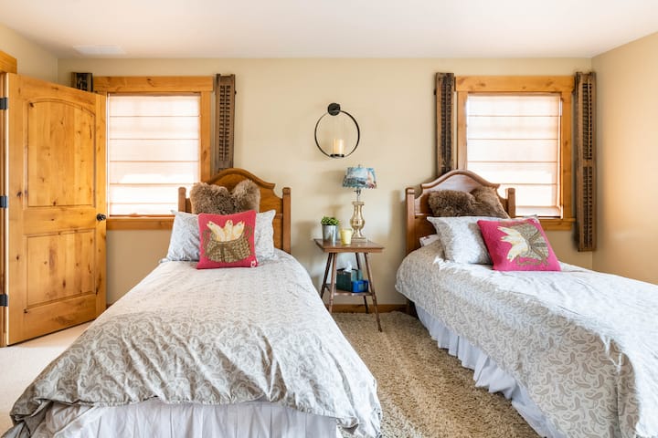 Segundo dormitorio de invitados con dos camas de matrimonio.