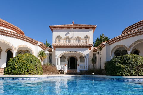 3 houses for 12 pers with pool and bbq