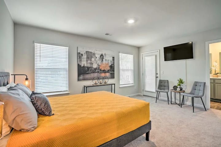 Втората главна спална соба (на 2-ри кат) има убав брачен кревет со перница, голем 48-инчен паметен телевизор со рамен екран со специјален Netflix канал за таа соба, убав простор за седење за разговор (2 стола и мала маса).