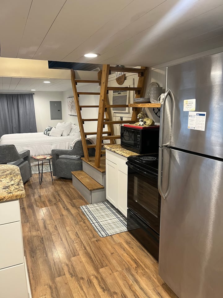 Nora’s NookAdorable Cabin close to First Monday! Farm stays for Rent