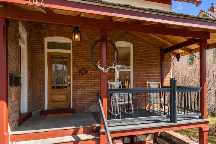 Historic 4 Bdrm w/ Hot Tub- Between MSU & Main St. gallery image 4