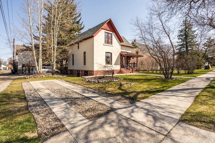 Historic 4 Bdrm w/ Hot Tub- Between MSU & Main St. gallery image 3
