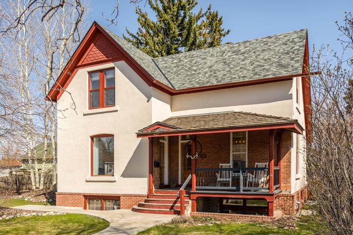 Historic 4 Bdrm w/ Hot Tub- Between MSU & Main St. gallery image 2