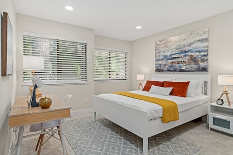 Modern 2BD Downtown Bellevue Free Parking