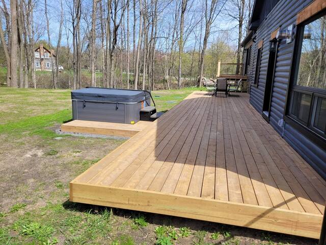 Luxurious waterfront 5-bedroom with pool and spa gallery image 5