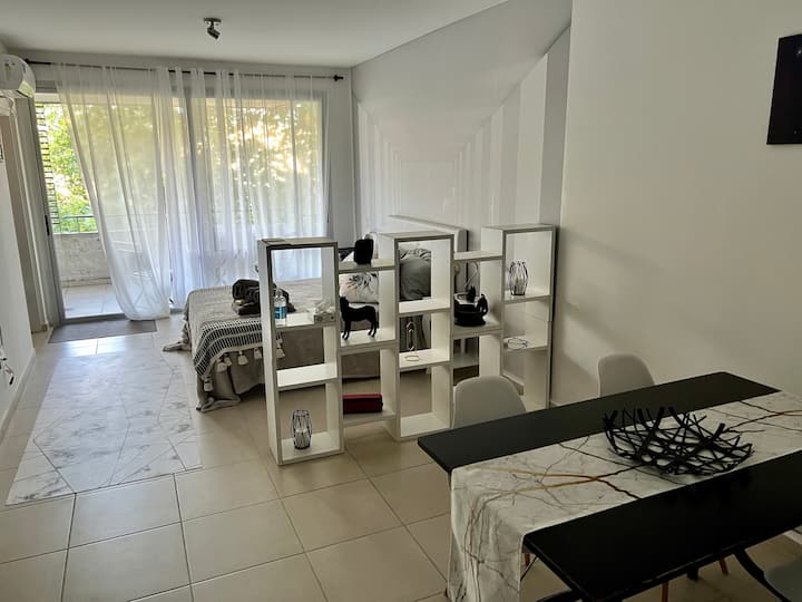 Kitnet de 1 quarto com varanda em Almagro