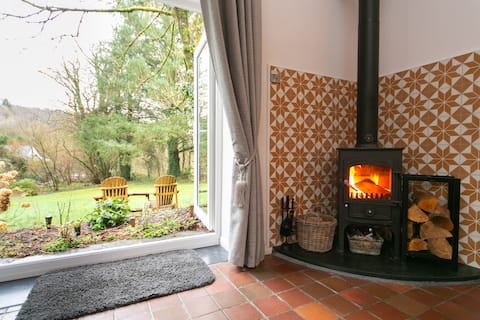 Top performing Airbnb: Luxurious Riverside Cottage in Snowdonia in Tanygrisiau, Bowydd And Rhiw, Cynfal And Teigl, Conglwal, Diffwys And Maenofferen