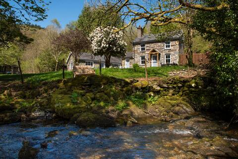 Charming Riverside Cottage Snowdonia National Park