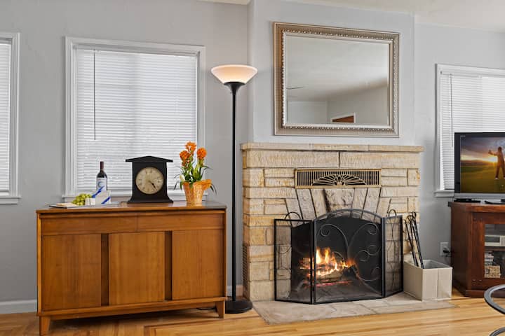 Oxhak me dru.(Me dru). qendër argëtimi. Bose, Blu Ray, filma dhe televizor inteligjent dhe një shportë me batanije. 

Mirëprit prenotimin e vizitorëve me fjalëkalimin e WiFi. 

Linqet e udhëzuesit do të dërgohen me restorantet Tregjet dhe parqet. 