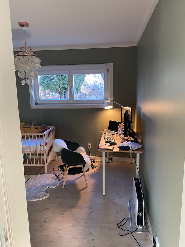 Kontor/soverom inkl babyseng