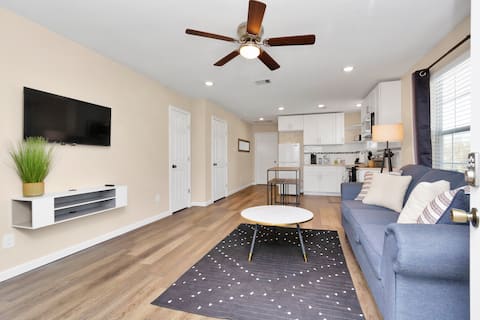 Top Airbnb: Charming+Cozy King Suite | Near Dwntwn| Pets in Second Ward