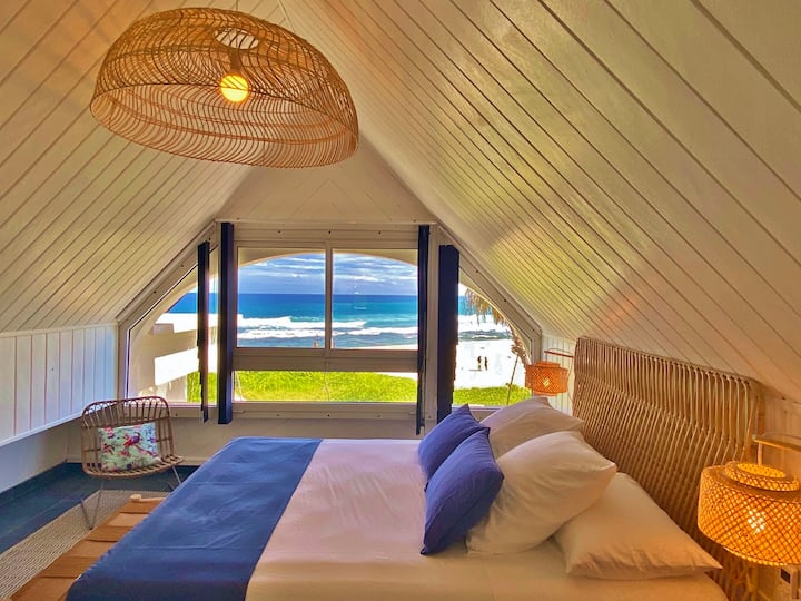 Chambre climatisée du 2ème étage avec une vue incroyable sur la plage et l'océan. Cette chambre possède sa salle de bains attenante