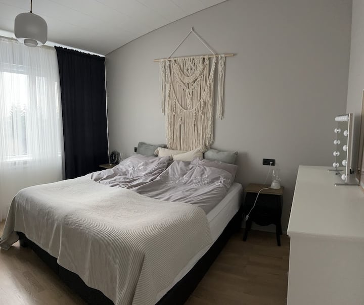 ห้องนอนใหญ่พร้อมเตียงคิงไซส์