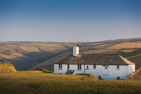 Spectacular walks, cosy spacious coastal cottage