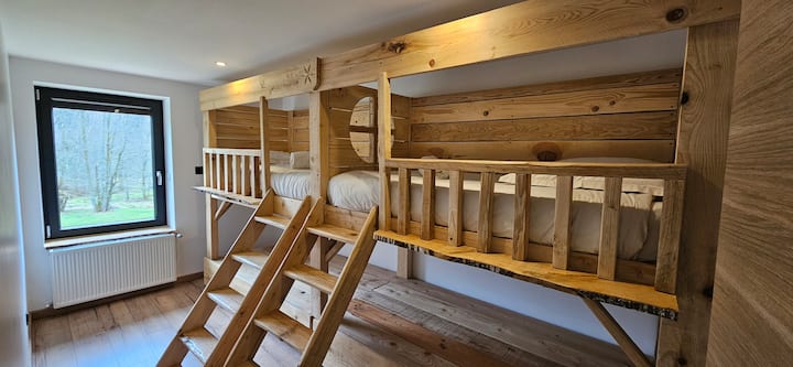  Lit cabane en sapin pour 2 enfants convient aussi pour des adultes. 
Dimensions 90 cm par 190 cm
Avec vue sur notre terrain et les massifs.