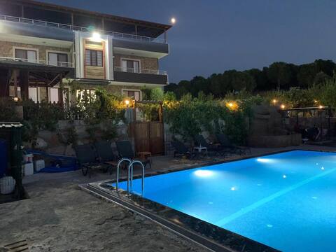 Havuzlu, geniş bahçeli, üç katlı villa.