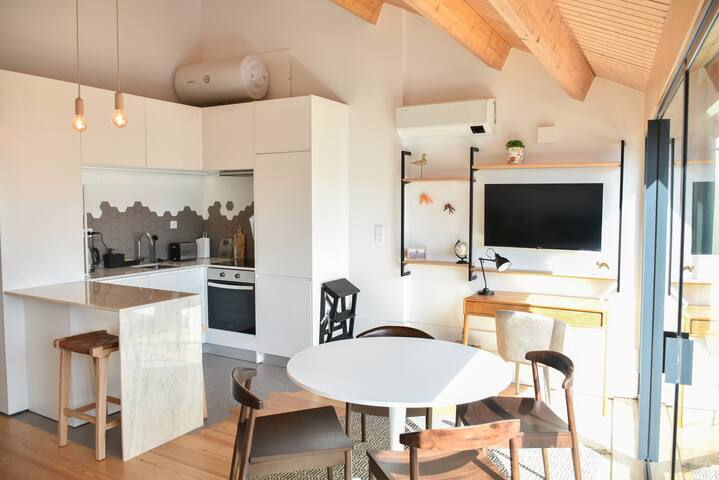 Sunny penthouse jacuzzi 2 bedrooms, center gallery image 5