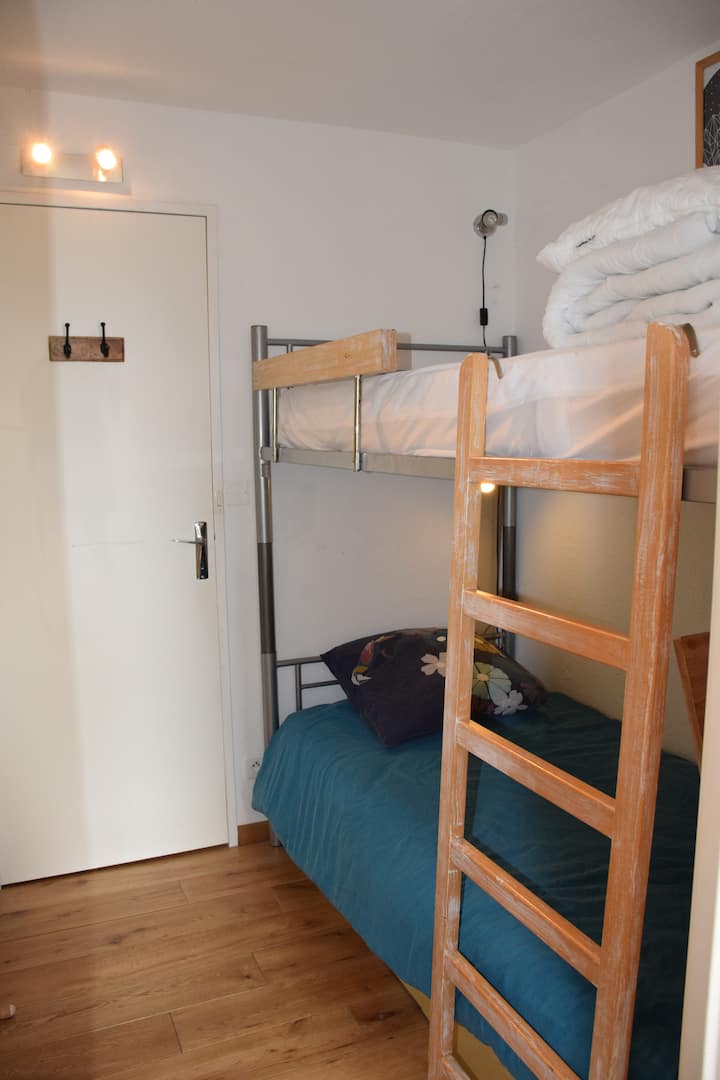 Camas literas de 90 cm x 190 cm con protector de colchón y almohadas+ edredón individual.
2 cajones de almacenamiento grandes debajo de las camas.
Armario grande con perchas.