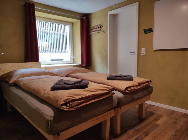 ห้องนอนพร้อมเตียงคู่