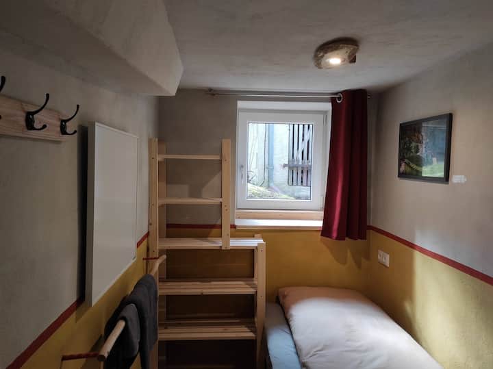 ห้องเล็กพร้อมเตียงเดี่ยว 1 หลัง (80x200 ซม.) ชั้นวางของและชั้นวางผ้าเช็ดตัว