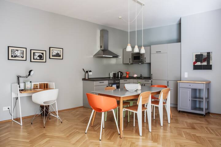 134m² Three-Bedroom Apartment w/ Balcony in Mitte gallery image 2