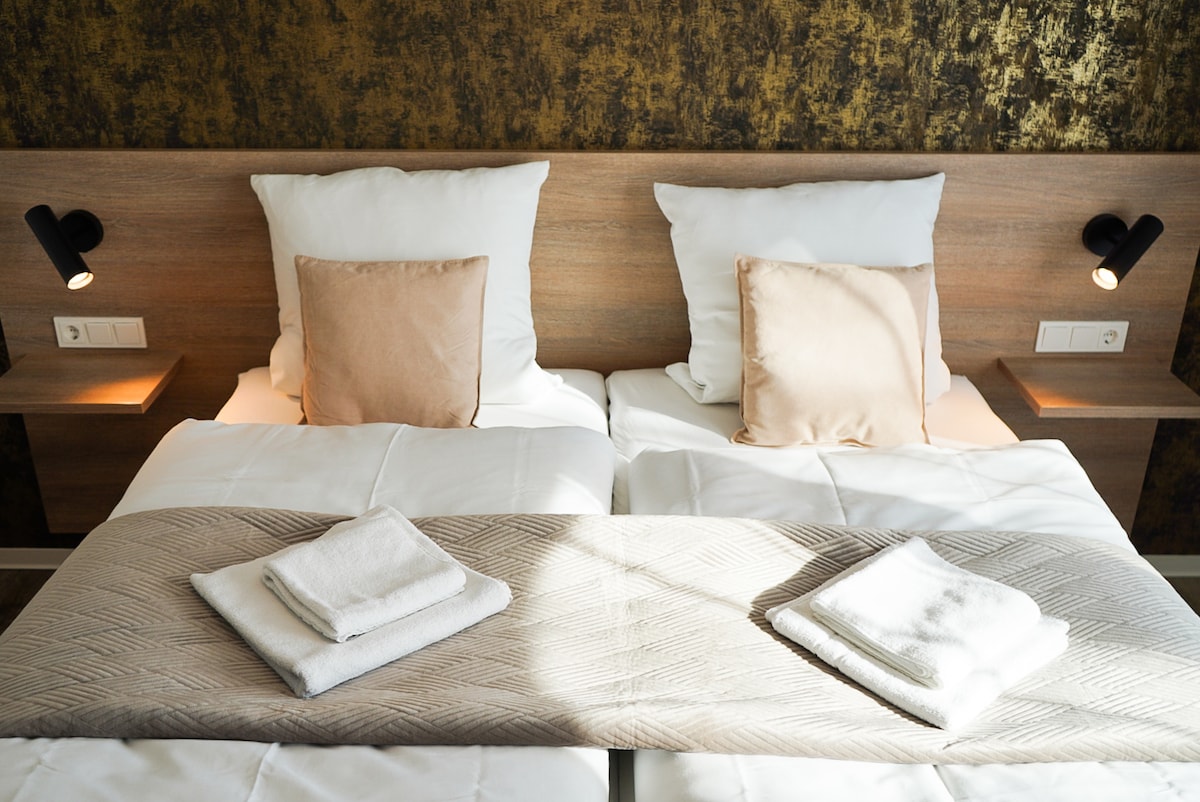 Двойна стая Делукс с подово отопление - като единична стая или като двойна стая с 2 единични легла или 1 двойно легло