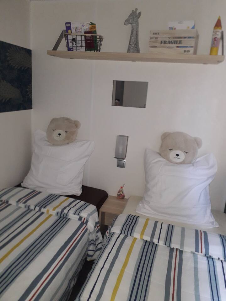 Une première chambre décoré pour les enfants ou autre, avec placard et rangement.