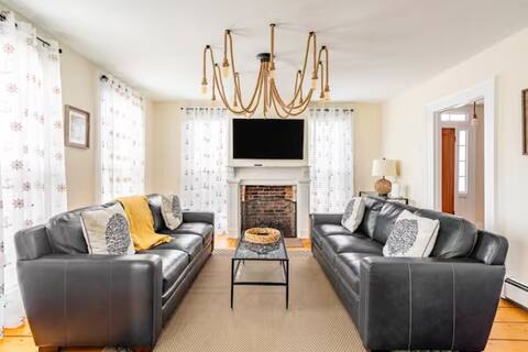 Sunny, Historic 3 BR Townhouse in Downtown Mystic