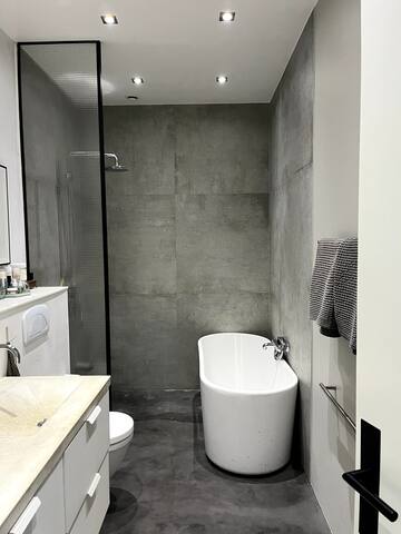 Big, Stylish, Central & near Beach gallery image 4